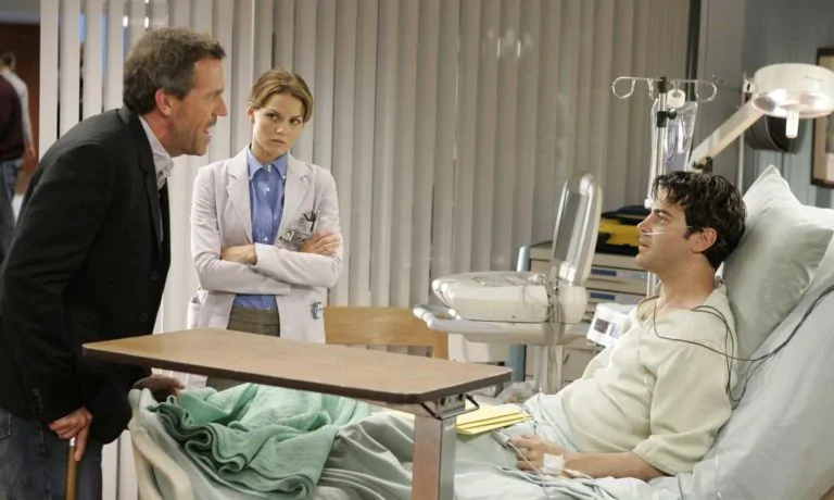 Доктор Хаус в палате с пациентом в сериале